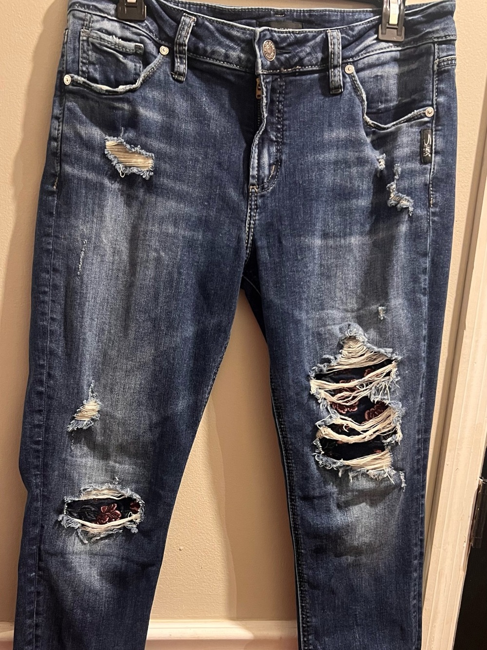 Silver Jean Co Avery Skinny W31 L29 Floral Embroidered Distressed Curvy Dark Was